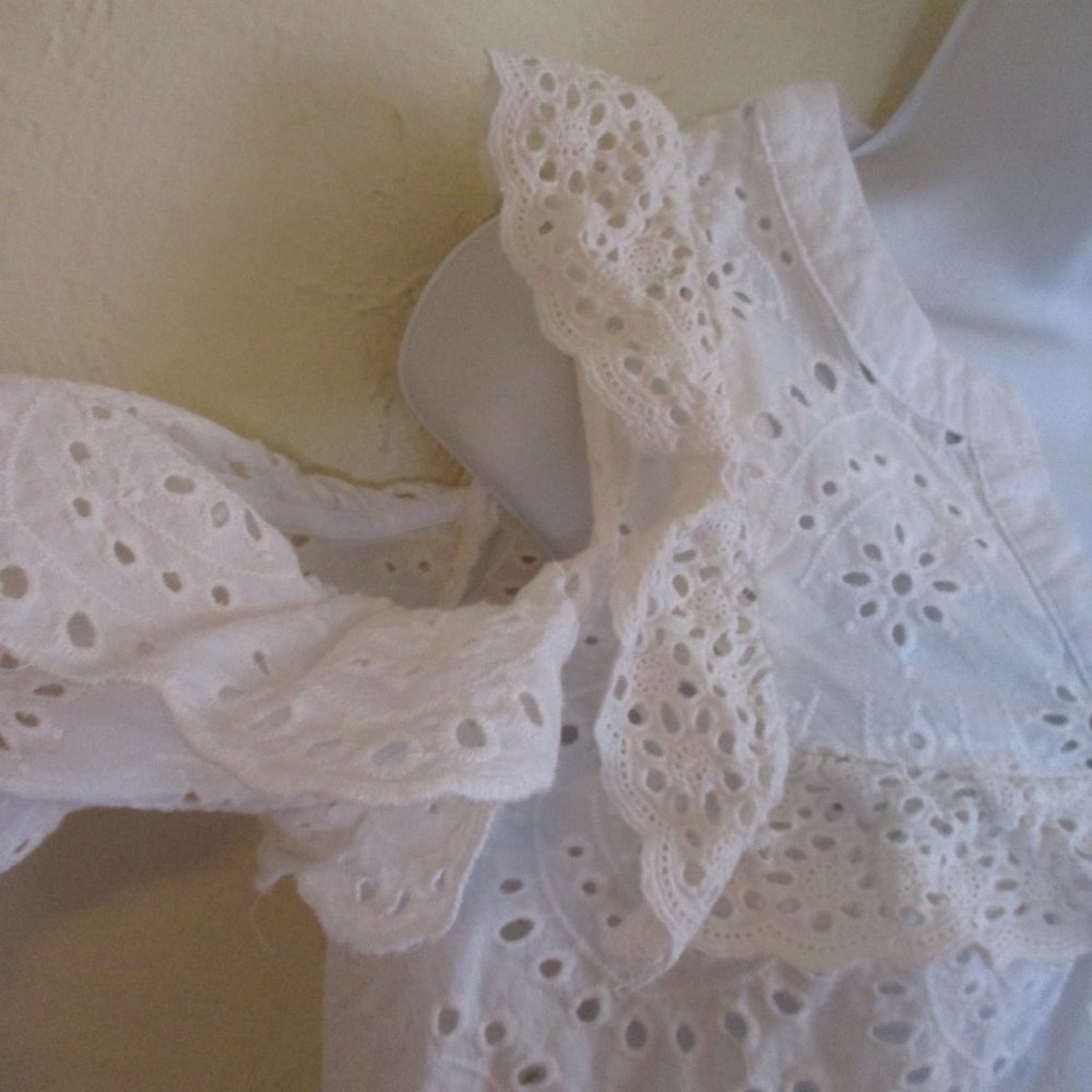 Romeo & Juliet Couture Eyelet Lace Cold Shoulder Top Size Medium - Picture 2 of 6